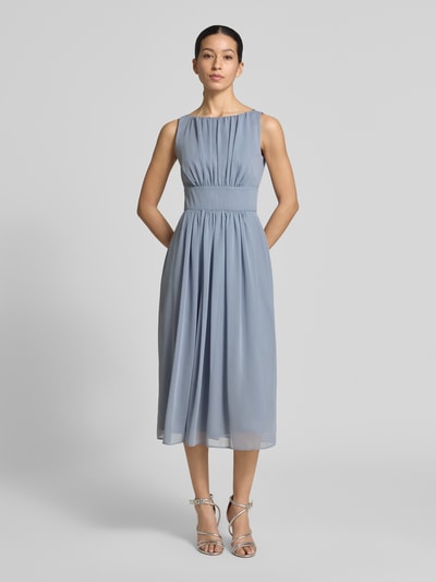 Frauenmodel trägt Cocktailkleid mit Rundhalsausschnitt und Taillenband von Swing aus Chiffon in Hellblau, taillierter Schnitt, Midikleid, Ganzkörperansicht von vorne. Rückenlänge 118 cm, Brustweite 40 cm bei Größe 36.
