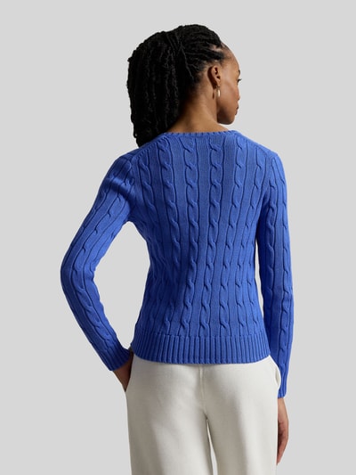 Vrouwenmodel draagt Regular Fit Strickpullover aus Woll-Kaschmir-Mix van Polo Ralph Lauren in effen blauw met kabelpatroon, lange mouw, geribde boorden, logo-stitching, gebreide textuur, achterkantaanzicht, Ganzkörperansicht Rückansicht.