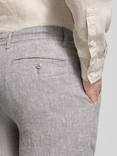 Männermodel trägt Leinenhose mit Schnürung und Gesäßtaschen von MCNEAL in Hellgrau, Reines Leinen, Regular-Fit, Detailaufnahme Rückansicht.