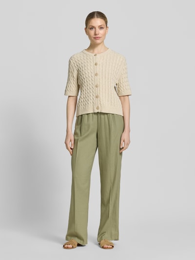 Frauenmodel trägt Relaxed Fit Weite Hose aus Leinen-Viskose-Mix von s.Oliver RED LABEL, Optik: Unifarben, Material mit glatter Textur, Ganzkörperansicht von vorne.
