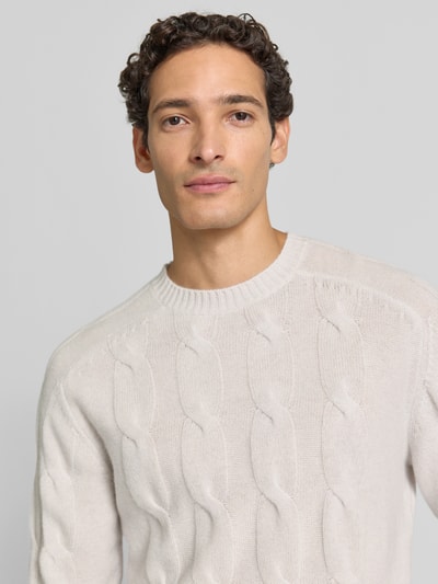Mannelijk model draagt Regular Fit Strickpullover aus reinem Kaschmir mit Zopfmuster van FTC Cashmere, heren gebreide pullover in kasjmier met kabelpatroon, regular fit, elastische boordjes, ruglengte maat 50: 68 cm, mouwlengte maat 50: 61 cm, lichte kleur, zachte textuur, nahaufnahme bovenlichaam.