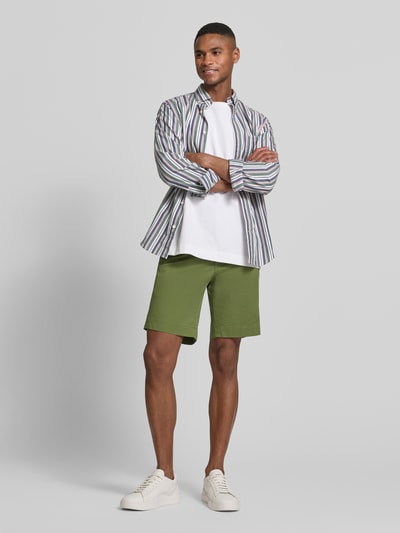 Männermodel trägt Straight Fit Chinoshorts aus Baumwoll-Mix von Polo Ralph Lauren, Optik: Unifarben, Ganzkörperansicht von vorne.