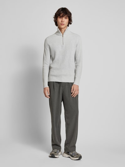 Jack & Jones Sweter z dzianiny z kołnierzem model ‘PERFECT’ Jasnoszary melanż 1