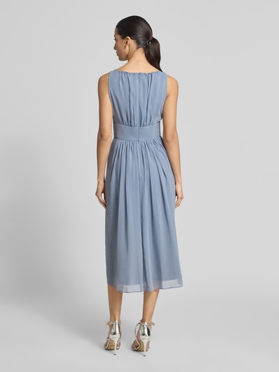 Frauenmodel trägt Cocktailkleid mit Rundhalsausschnitt und Taillenband von Swing in Blau, Chiffon, taillierter Schnitt, Midikleid, Rückenlänge 118 cm, Brustweite 40 cm, Ganzkörperansicht Rückansicht.
