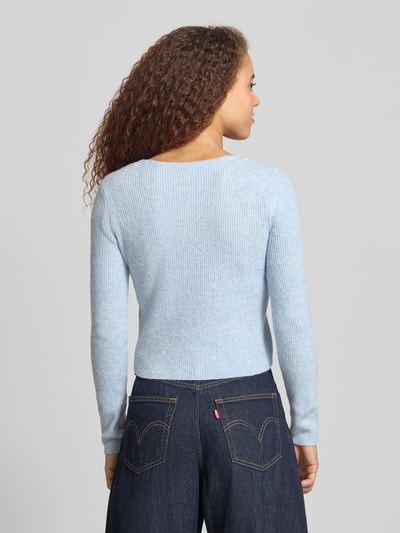 Männermodel trägt Regular Fit Strickjacke mit Perl-Optik-Knöpfen Modell 'RICA LIFE' von ONLY, efekt: jednolity kolor, krój regular fit, listwa guzikowa, dekolt w serek, rękawy długie, wykończenie materiału: prążkowana dzianina; całkowity widok z tyłu.