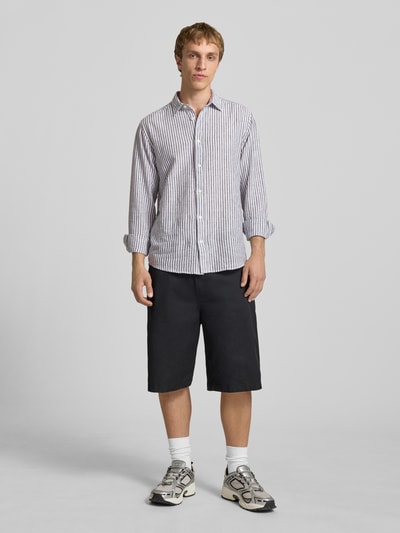 Männermodel trägt Regular Fit Freizeithemd aus Leinen-Baumwoll-Mix Modell 'CAIDEN' von Only & Sons in Optik:Allover-Muster, Ganzkörperansicht von vorne