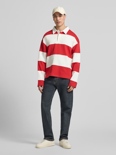 Männermodel trägt Sweatshirt mit Polokragen Modell 'UPSTATE' von Jack & Jones, Reine Baumwolle, Lockerer-Schnitt, Ganzkörperansicht von vorne.