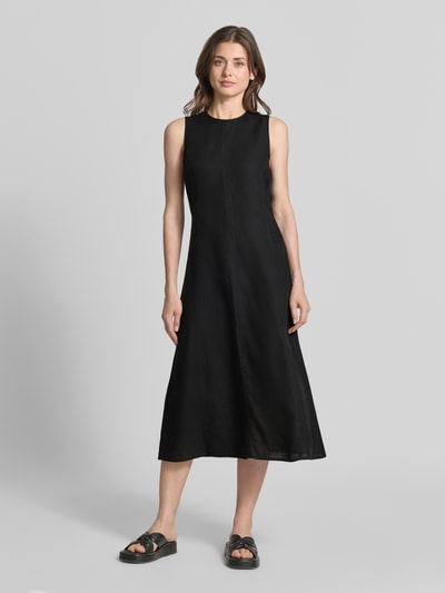 Frauenmodel trägt Shaped Fit Freizeitkleid aus reinem Leinen von Marc O'Polo in Optik: Unifarben, Midi-Länge, Rundhals-Ausschnitt, Ärmelform: Ohne, Verschluss: Reißverschluss, Material: Leinen, glatte Textur, schwarze Farbe, Ganzkörperansicht von vorne.
