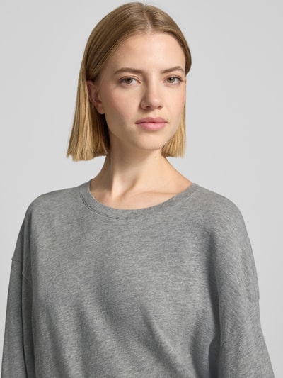 Vrouwenmodel draagt grijs sweatshirt met ronde hals van puur katoen, loose fit, Model 'SONOMA' van American Vintage, Nahaufnahme bovenlichaam.
