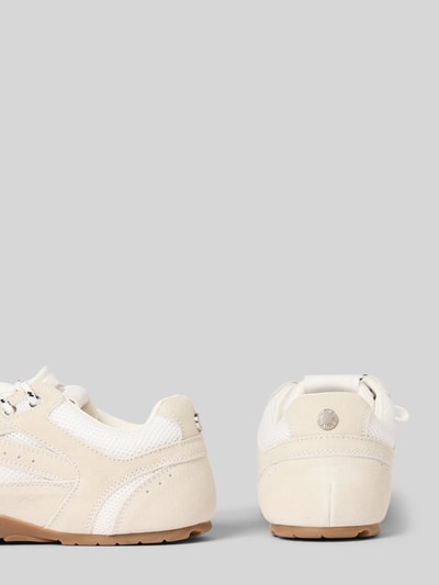 Productfoto, Sneaker met label-details model 'Asiel' van Steve Madden, crèmekleurig gelakt leer, afgeronde vorm, gestructureerde zool, labelaccenten, vetersluiting, maat 40: hakhoogte 1 cm, schachthoogte 8 cm, schachtwijdte 7 cm