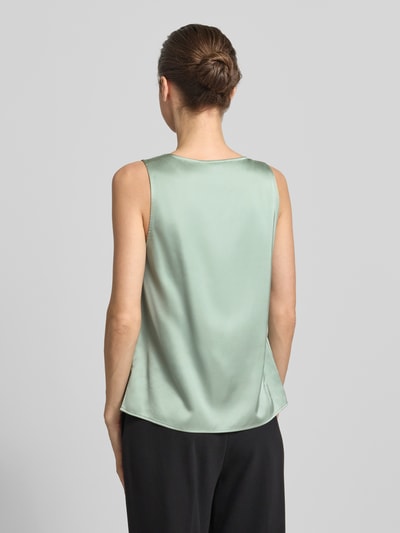 Frauenmodel trägt Blusentop mit Wasserfall-Ausschnitt von Comma aus Material-Mix mit Viskose-Anteil, Regular-Fit, Rückenlänge 58 cm, Ganzkörperansicht Rückansicht.