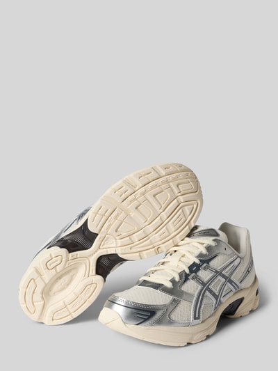 Produktfoto, Sneaker mit Logo-Detail von ASICS TIGER, cremefarbene und silberne Töne, abgerundete Form, profilierte Sohle, Schnürverschluss, Absatzhöhe 4 cm, Schafthöhe 7 cm, Schaftweite 7 cm