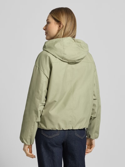 Frauenmodel trägt Regular Fit Parka aus Baumwoll-Mix von s.Oliver RED LABEL in Optik: Unifarben, Rückansicht, Ganzkörperansicht Rückansicht.