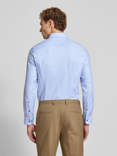 Männermodel trägt lichtblauw slim fit zakelijk overhemd van katoen, Slim Fit Businesshemd aus reiner katoen van Seidensticker, Ganzkörperansicht Rückansicht.
