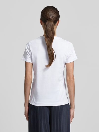 Vrouwenmodel draagt Regular Fit T-shirt met strass-steentjes model 'Tulya' van JOOP!, puur katoen, logoprint, ronde hals, ruglengte maat 36: 62 cm, geheel witte kleur, gladde stofstructuur, Ganzkörperansicht Rückansicht.