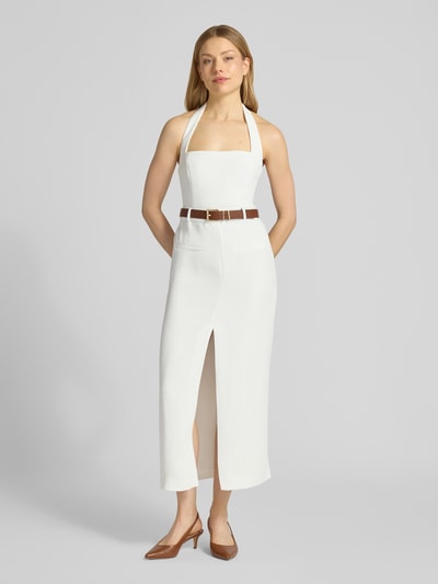 Frauenmodel trägt weißes Etuikleid mit Gehschlitz und braunem Gürtel, figurbetonter Schnitt, Forever New Etuikleid mit Gehschlitz und Gürtel Modell 'Sara', Midikleid, Ganzkörperansicht von vorne.
