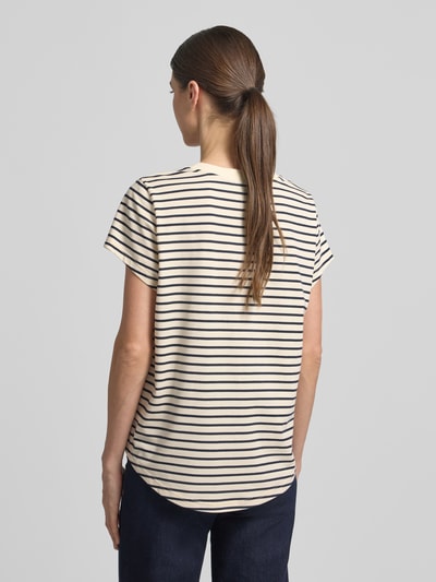 Frauenmodel trägt T-Shirt mit V-Ausschnitt Modell 'Kala' von MOS MOSH, Baumwoll-Elasthan-Mix, Streifenmuster, Ganzkörperansicht Rückansicht.