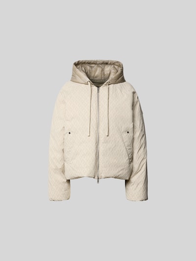 Produktfoto, Regular Fit Jacke mit Allover-Logo-Print von Moose Knuckles aus Elastischer-Material-Mix, Zweiwege-Reißverschluss, Kapuze mit Tunnelzug, beige, strukturierte Oberfläche, Rückenlänge 60 cm, Brustweite 59 cm, Ärmellänge 63 cm.