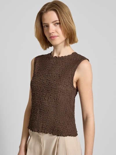 Vrouwenmodel draagt Top mit Strukturmuster und Rundhalsausschnitt van Jake*s Collection, bruin gemêleerd, katoenmix met stretch, slim fit, structuurpatroon, rond hals, ruglengte bij maat S 47 cm, close-up bovenlichaam, voorkant.