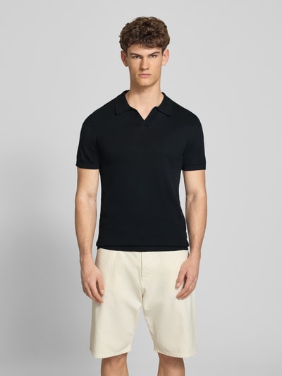 Männermodel trägt Regular Fit Poloshirt in Strick-Optik Modell 'Bray' von Blend, Reine Baumwolle, Kurzärmelig, Ganzkörperansicht von vorne.