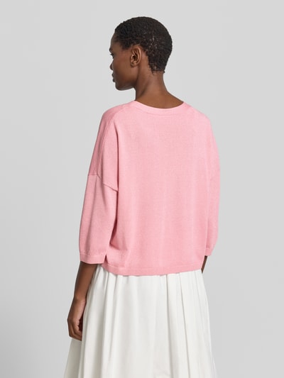 Frauenmodel trägt Relaxed Fit Cardigan aus Viskose-Mix in Strick-Optik von Comma, 3/4-Arm, rosa, glatte Textur, Ganzkörperansicht Rückansicht.