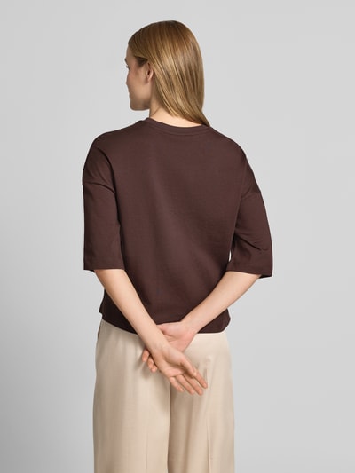 Frauenmodel trägt Damen T-Shirt mit überschnittenen Schultern Modell 'Sarenzi' von OPUS aus reiner Baumwolle in Loose-Fit, Ganzkörperansicht Rückansicht.