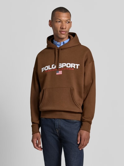 Mannenmodel draagt Relaxed Fit Hoodie aus Baumwoll-Mix van Polo Ralph Lauren in bruin met witte opdruk, Heren hoodie, ganzlichaamsvooraanzicht