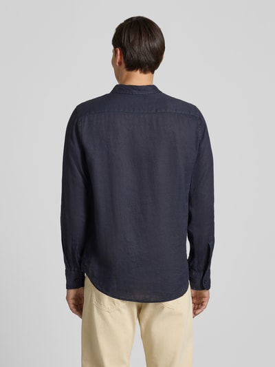 Männermodel trägt Regular Fit Leinenhemd mit Kentkragen und Brusttasche von Guess in Dunkelblau, reine Leinen-Struktur, Ganzkörperansicht Rückansicht. Rückenlänge 77 cm, Schulterbreite 43 cm, Ärmellänge 67 cm, Größe M.