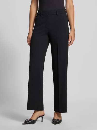 Frauenmodel trägt Regular Fit Weite Hose mit Bügelfalten Modell 'KALINA' von ONLY, schwarze Farbe, glatte Textur, Damen Weite Hose von ONLY, Ganzkörperansicht von vorne.