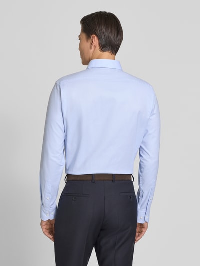 Männermodel trägt Businesshemd aus Baumwoll-Mix Modell 'H-JOE-K-C1' von BOSS, Optik:Allover-Muster, Ganzkörperansicht Rückansicht.