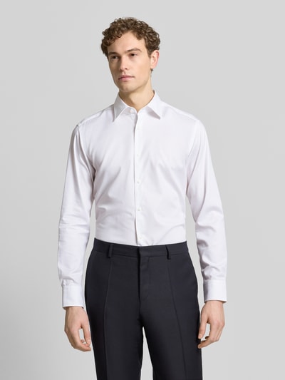 Männermodel trägt Regular Fit Freizeithemd aus Baumwoll-Mix Modell 'H-JOE-K-C1-261' von BOSS in Weiß, Popeline, Ganzkörperansicht von vorne.