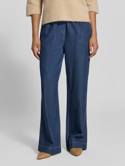Kobiece model prezentuje Wide Leg Jeans aus reiner Baumwolle von Juvia, niebieski denim, wpuszczane kieszenie, tunel, długość wewnętrzna nogawki 81 cm, szerokość w rozmiarze S: 80 cm, przód, zdjęcie całej sylwetki.