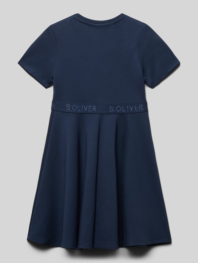 Meisje draagt Tailliertes Freizeitkleid aus Viskose-Mix van s.Oliver RED LABEL, effen kleuren, getailleerd, mini lengte, ronde hals, label in band, korte mouw, rechte zoom, jersey, viscosemix, ganzkörperansicht rückansicht.