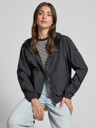 Frauenmodel trägt Regular Fit Jacke mit Kapuze Modell 'Nigle' von Peuterey in Dunkelgrau, sichtbare Eingrifftaschen, Zweiwege-Reißverschluss, elastische Abschlüsse, Damen Jacke, Ganzkörperansicht von vorne. Rückenlänge 60 cm, Schulterbreite 47 cm, Brustweite 57 cm, Ärmellänge 61 cm (Größe 38).