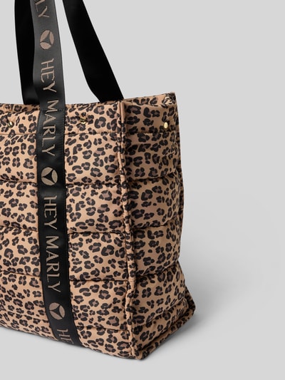 Produktfoto, Shopper mit Reißverschluss Modell 'Best Buddy' von Hey Marly mit Allover-Leo-Print und Label-Details, beige-schwarz, Textilstruktur