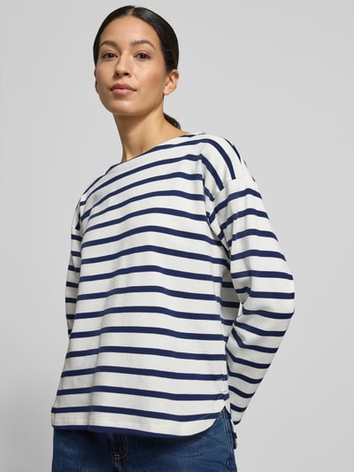 Modelka prezentuje longsleeve z okrągłym dekoltem RAMSI od B.Young, bawełna, luźny krój, długość pleców S: 54 cm, widok z przodu