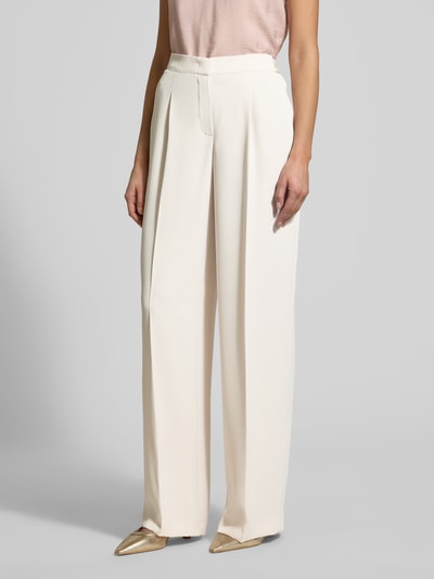 Frauenmodel trägt Hose mit Bügelfalten Modell 'WILLOW O' von Raffaello Rossi, Damen Regular Fit, Eingrifftaschen, cremefarben, Nahaufnahme Oberkörper.