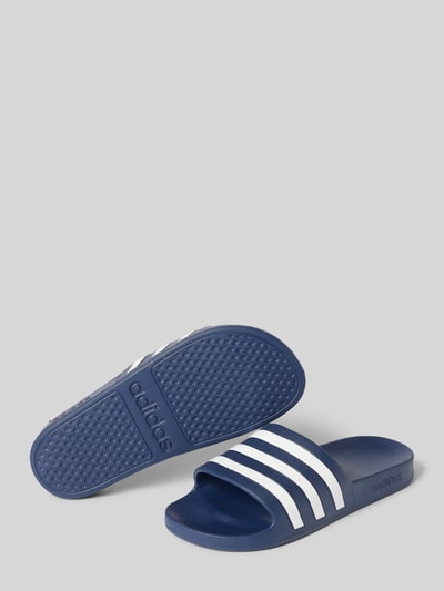Produktfoto, Badeschuhe mit Label-Prägung Modell 'ADILETTE AQUA' von adidas Sportswear, jednokolorowy, nosek buta: otwarte palce, kształt obcasa: płaska podeszwa, wytłaczane logo, paski z logo, bez zapięcia, podeszwa: z fakturą