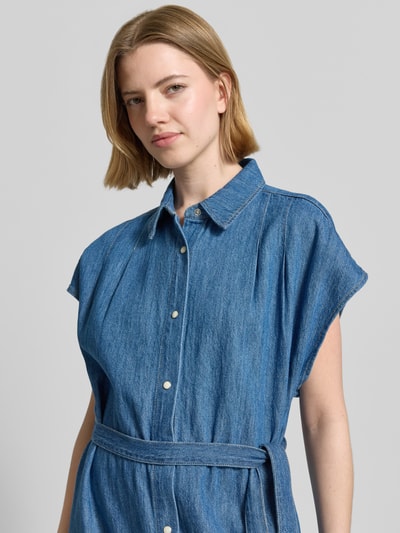 Frauenmodel trägt Regular Fit Jeanskleid aus reiner Baumwolle von s.Oliver RED LABEL in Denim-Optik mit Kontrastnähten, Nahaufnahme Oberkörper.
