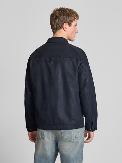 Männermodel trägt Jacke mit Umlegekragen Modell 'DYLAN' von Jack & Jones in Dunkelblau, Regular-Fit, Rückenansicht, glatte Textur. Rückenlänge bei Größe M: 70 cm, Schulterbreite: 44 cm, Brustweite: 52 cm, Ärmellänge: 65 cm, Reißverschluss.