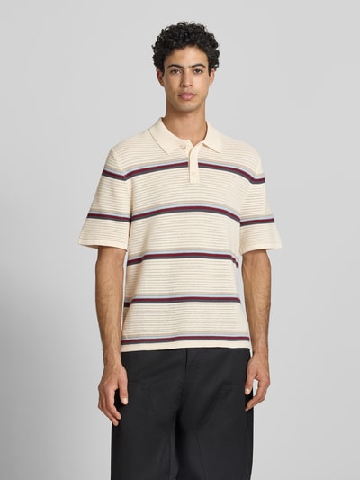 Männermodel trägt Regular Fit Poloshirt mit Streifenmuster Modell 'MAINE' von Jack & Jones aus Reine Baumwolle, Knopfleiste, Farbe Beige mit dunklen Streifen, Rückenlänge bei Größe M 70 cm, Ganzkörperansicht von vorne.
