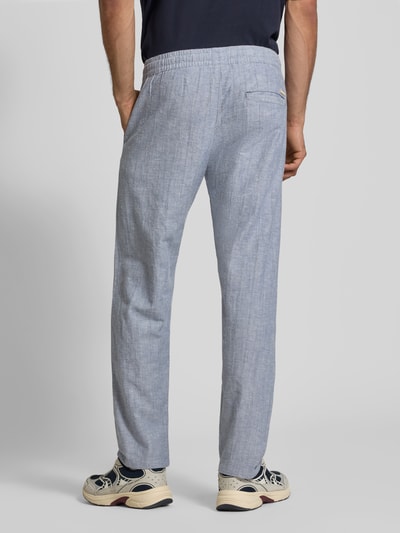 Männermodel trägt Relaxed Fit Hose aus Baumwoll-Leinen-Mix Modell 'KANE' von Jack & Jones, hellblau, sichtbare Gesäßtasche, Ganzkörperansicht Rückansicht. Kontext: Herren Hose, elastischer Bund, Tunnelzug, Gesäßtasche, Bundweite bei Größe M 41 cm, Innenbeinlänge bei Größe M 77 cm.