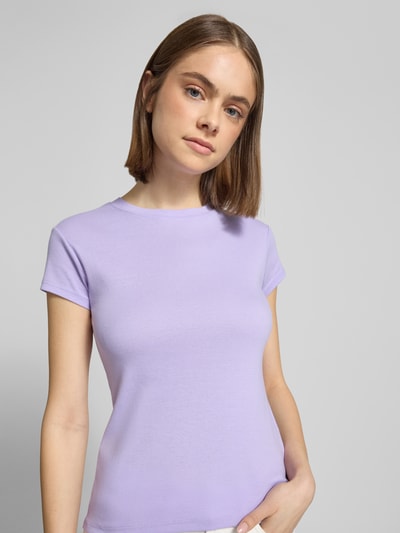 Vrouwenmodel draagt T-Shirt met Rundhalsausschnitt Modell 'EVERYDAY' van Topshop, katoenmix, slim fit, lichtpaars, halve lichaamsopname voorkant.