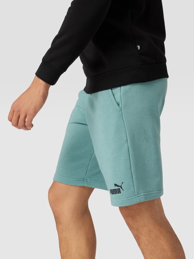 PUMA PERFORMANCE Szorty z dzianiny dresowej z nadrukiem z logo model ‘ESS SWEAT BERMUDAS’ Niebieski 3