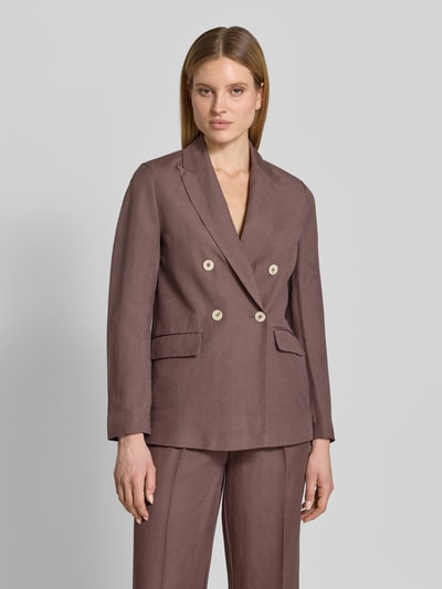Frauenmodel trägt Regular Fit Blazer aus Leinen-Mix mit Viskose-Anteil von Christian Berg Woman Selection in Braun mit Pattentaschen, doppelreihige Knopfleiste, glatte Textur, Ganzkörperansicht von vorne, Rückenlänge bei Größe 36: 71 cm, Brustweite: 48 cm, Ärmellänge: 63 cm.