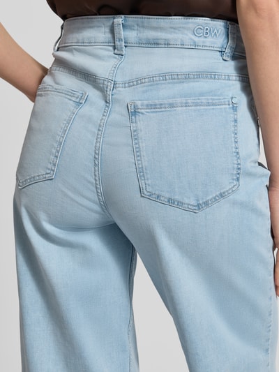 Vrouwenmodel draagt Barrel Fit Jeans im 5-Pocket-Design van Christian Berg Woman in lichtblauw katoenmix, detailopname rugaanzicht.