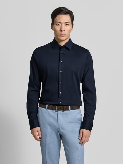 Männermodel trägt Slim Fit Business-Hemd mit Kentkragen von Roy Robson aus puur katoen, knoopsluiting, sportmanchet, donkerblauw; Ganzkörperansicht von vorne.