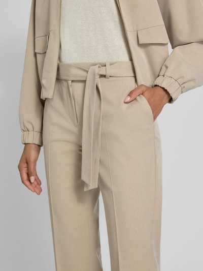 Christian Berg Woman Selection Spodnie do garnituru o kroju straight fit z dodatkiem wiskozy i tasiemką w talii Piaskowy 3