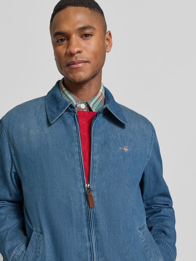 Männermodel trägt Jacke im Denim-Look mit Zweiwege-Reißverschluss von Gant aus reiner Baumwolle, Regular-Fit, Nahaufnahme Oberkörper.