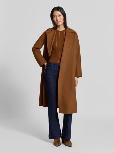 Frauenmodel trägt Flared Fit Jeans aus Baumwoll-Mix von Christian Berg Woman, dunkelblau, 5 kieszeni, zapięcie na guzik i zamek błyskawiczny, szerokość w rozmiarze 36/32: 39 cm, długość wewnętrzna nogawki: 78 cm, mieszanka bawełny, Ganzkörperansicht von vorne